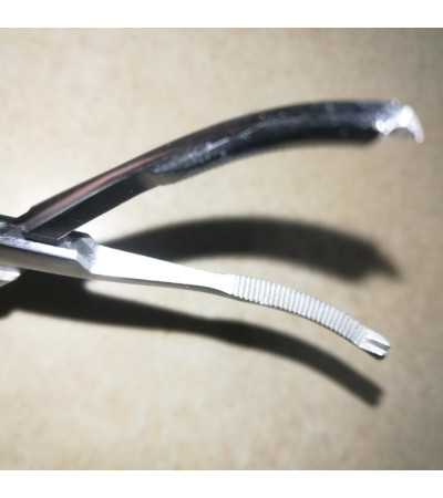 Затискач зігнутий,зубчастий Mikulicz 20 см для кріплення білизни до брюшини